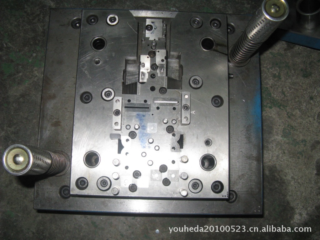 钇禄智能科技申请基于连续冲压模具的手机中框金属保护支架成型方法专利获取包含应力集中点位和应力峰值范围的初步分布图谱(图1)