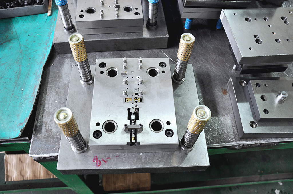 青岛盛裕精密模具取得新能源汽车驱动电机用无取向硅钢片冲压模具专利(图1)