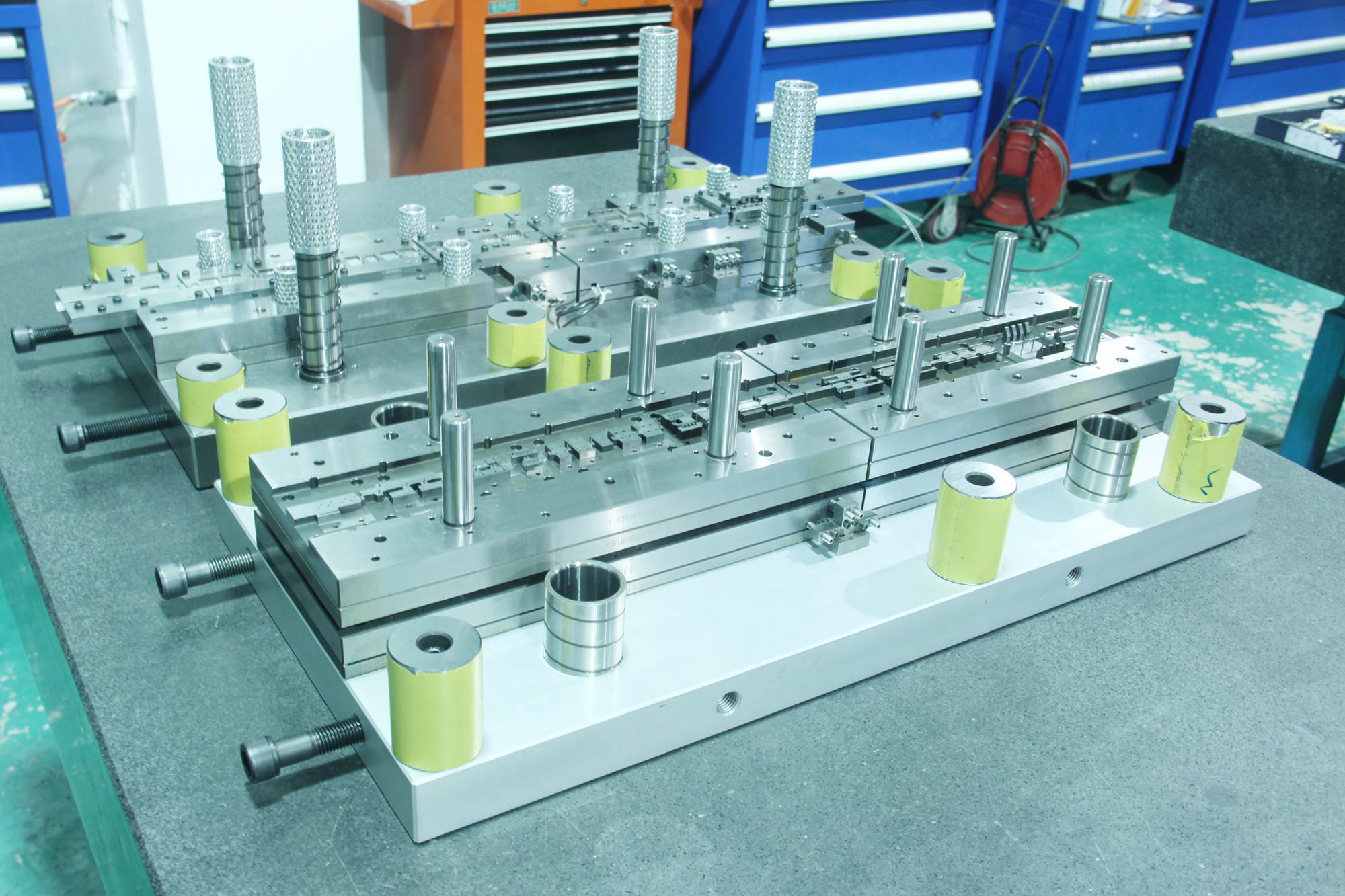 得亮五金申请精密五金件冲压模具智能控制系统及方法专利实现早期趋势预警与根源诊断(图1)